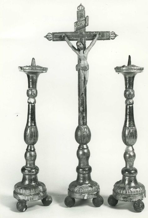 garniture d'autel : 2 chandeliers d'autel ; croix d'autel, vue générale