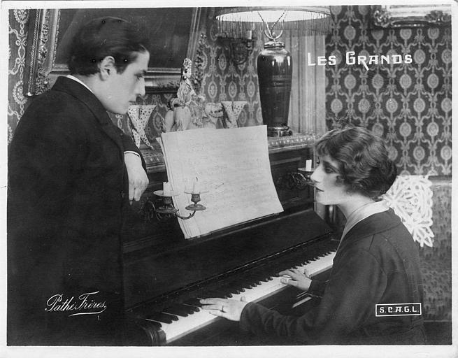 Simone Frévallès au piano et Maurice Lagrenée debout