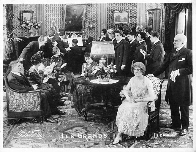 Réunion dans un salon tandis qu'un personnage est au piano à l'arrière plan