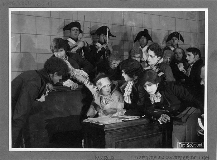 Scène dans un tribunal à l'époque révolutionnaire, des personnages debout entourent une femme assise qui est blessée à la tête : Laurence Myrga