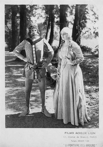 Jean Murat et Gil Clary sont debout en costume médiéval dans une forêt