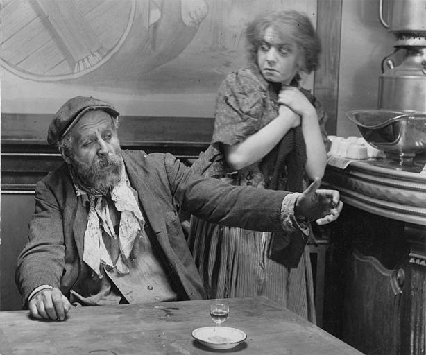 Mademoiselle Sforza jouant Gervaise et Jean Dax jouant Coupeau dans 'L'Assomoir'