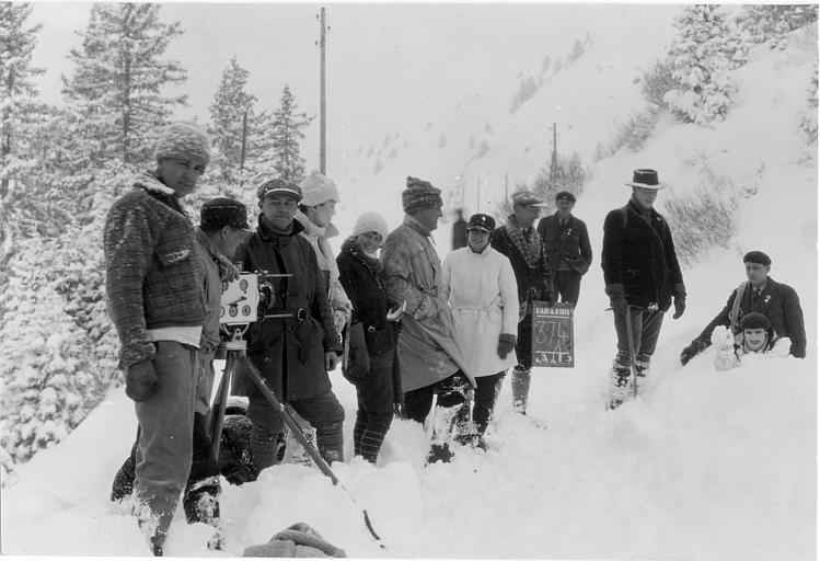 Equipe de tournage en extérieur dans la neige dans 'Hara-Kiri' d'Henri Debain et Marie-Louise Iribe