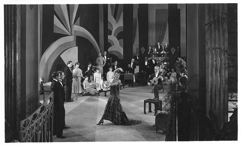 Une femme dansant le flamenco sur une scène de music-hall