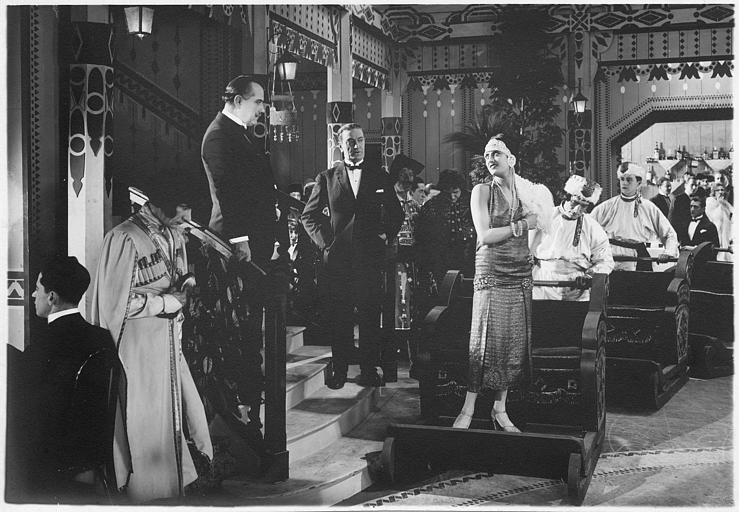 Dans un music-hall Maria Dalbaicin est La Kowa et Albert Decoeur est le colonel Dorevnik dans'Mylord l'Arsouille' de René Leprince