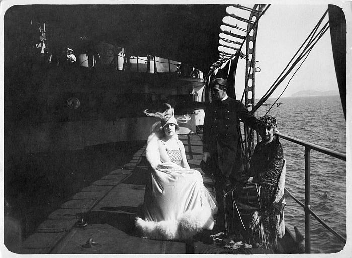 Nathalie Kovanko dans le rôle d'Hélène, accompagnée d'un couple sur le pont d'un bateau dans 'Jean d'Agrève' de René Leprince