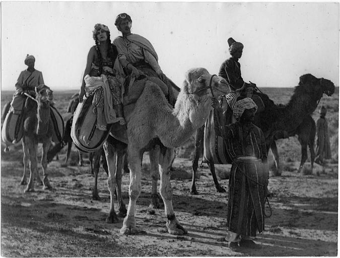 Nathalie Kovanko et des nomades sur des chameaux dans le désert