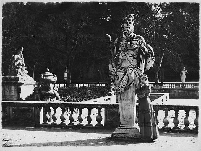 Nathalie Kovanko près d'une statue dans un jardin
