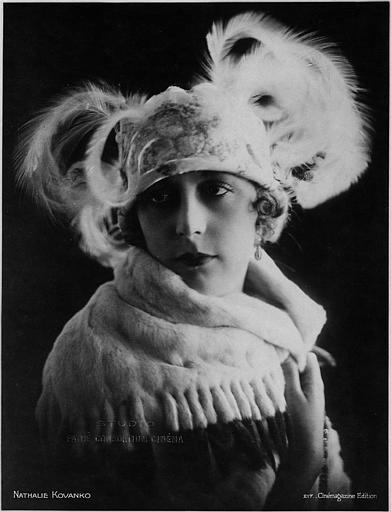 Portrait de Nathalie Kovanko portant une coiffe à plumes et une écharpe en fourrure