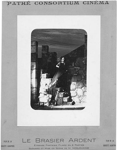 Nathalie Lissenko dans une scène de théâtre