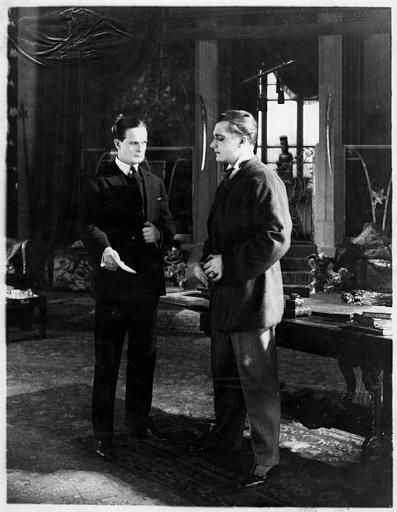 Georges Lannes et Malcolm Todd discutent dans un bureau