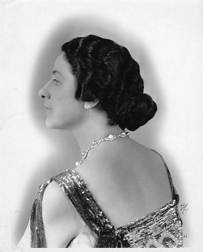 Portrait de Géraldine Farrar de trois-quart dos