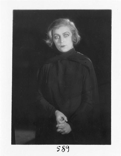 Diana Karenne dans le rôle de Mme Beauchêne se tenant les mains dans 'Fécondité' de Nicolas Evreinoff et Henri Étiévant