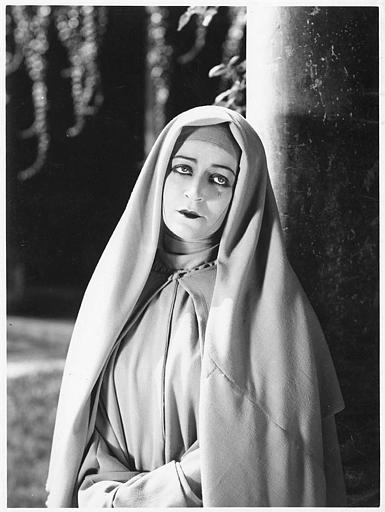 Diana Karenne dans le rôle de Maria, Duchesse de Lardi, en religieuse les larmes aux yeux
