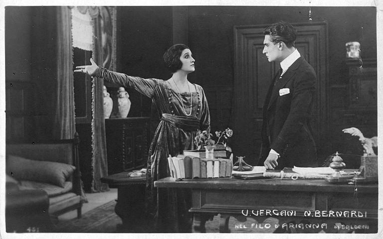Vera Vergani et Nerio Bernardi dans un bureau