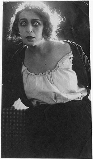 Une femme aux yeux écarquillés