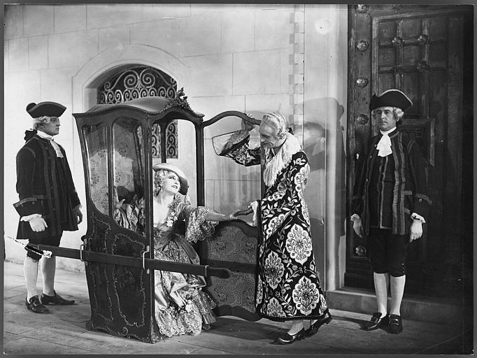 Une femme en costume descend d'une chaise à porteurs et tend la main à un homme