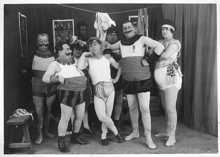 Rémond Frau qui interprète Dandy et une troupe de catcheurs dans des coulisses