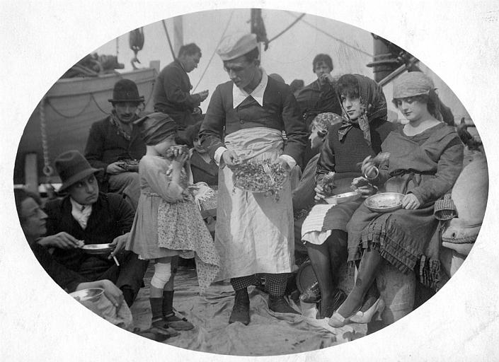 Sur le pont d'un bateau, Rémond Frau dans le rôle de Dandy est le cuisinier : il apporte à manger à plusieurs personnages