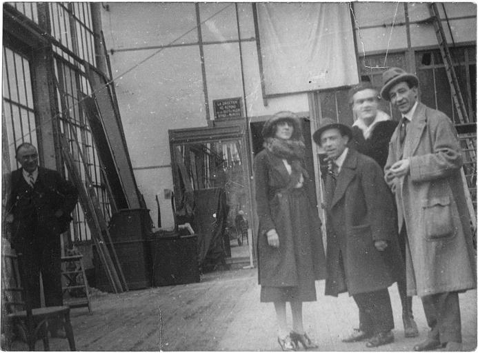 Max, Dandy, Georges Gauthier, Lucienne Legrand et Louis Paglieri dans des coulisses