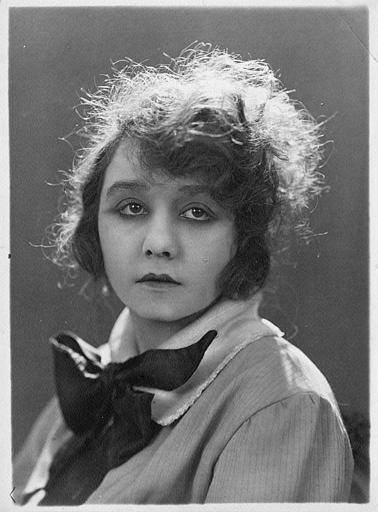 Portait d'une femme portant un noeud noir autour du cou