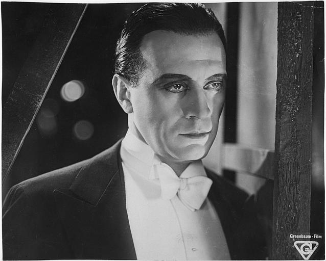 Visage d'Ivan Petrovich maquillé avec un noeud papillon blanc