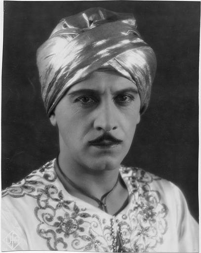 Portrait d'Ivan Petrovich en Prince Achmed dans 'Geheimnisse des Orient' d'Alexandre Volkoff
