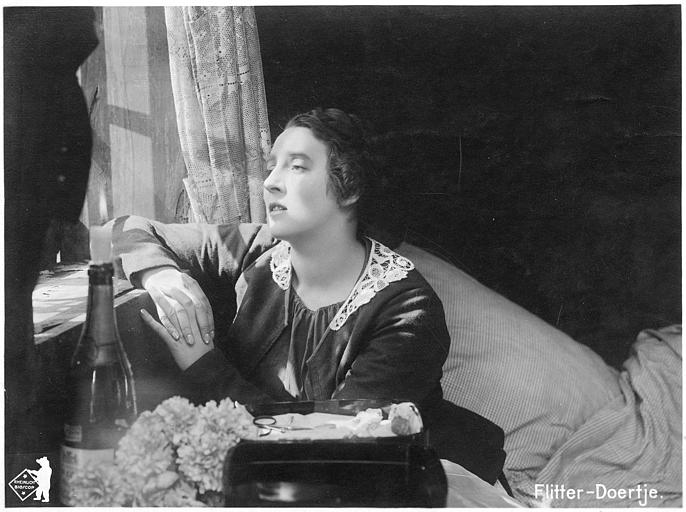 Martha Novelly assise devant une fenêtre
