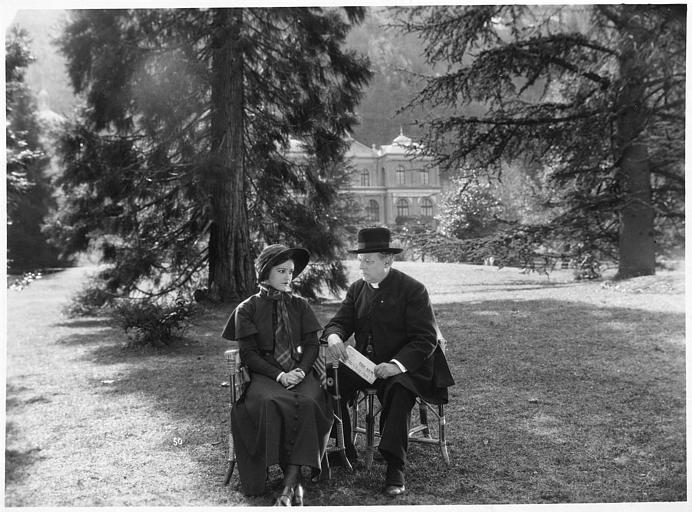 Pierre Hot et Marie Glory (alias Arlette Genny) sont assis dans le parc à Vernet-les-Bains