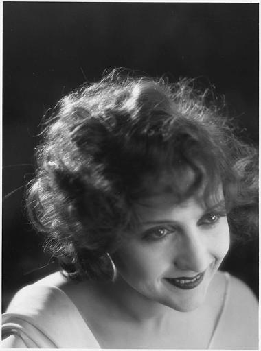 Portrait de femme baissant la tête