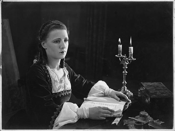 Nilda Duplessy lisant à son bureau