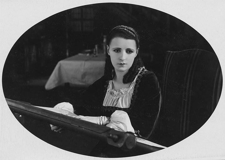 Nilda Duplessy pensive devant sa broderie