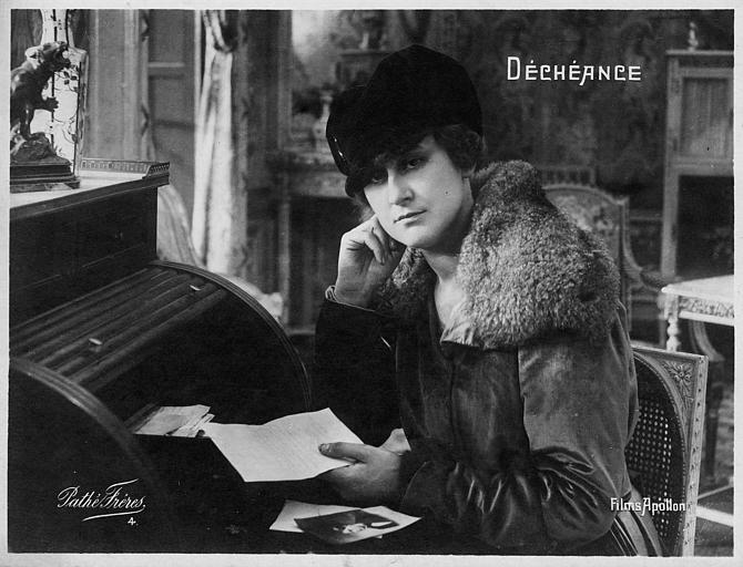 Jeanne Briey lisant une lettre à son bureau