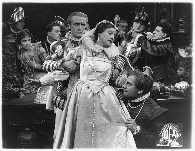 Cohue entre plusieurs personnages autour de Fay Compton dans le rôle de Marie Stuart et René Maupré dans celui de Rizzio