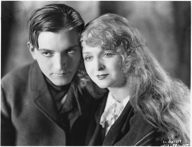 Un couple tête contre tête : Flora Le Breton et Charles Emmett-Mack
