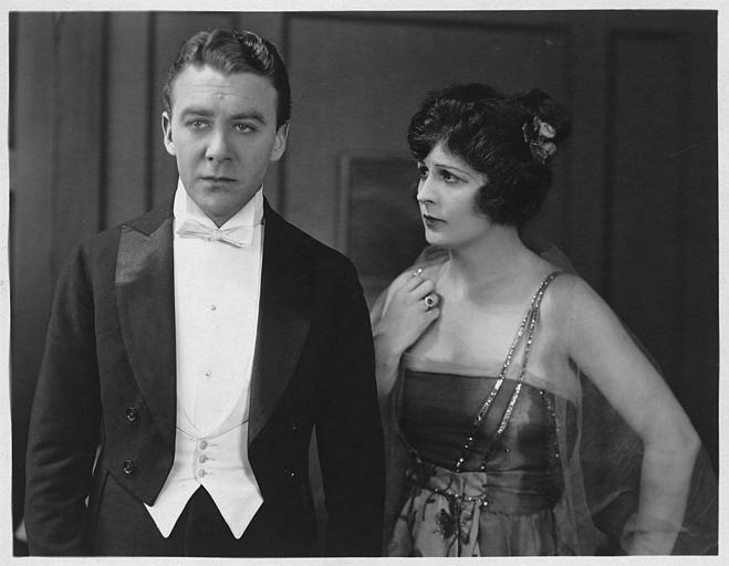 Tom Moore au visage triste et Rosemary Theby à ses côtés