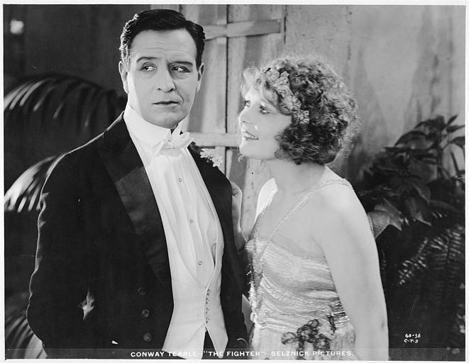 Winifred Westover dans le rôle de Dey Shevlin souriant à Conway Tearle, en costume, dans le rôle de Caleb Conover
