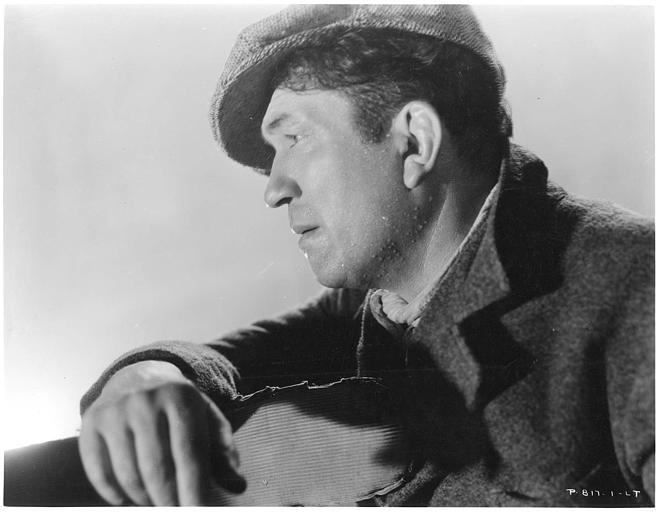 Visage de Victor McLaglen qui joue Gypo Nolan, de profil, avec une casquette
