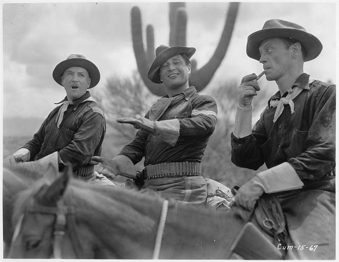 Edmund Lowe dans le rôle du sergent Mickey Dunn, Frederic Burt dans celui du sheriff Tex Ransom et James Bradbury Jr qui joue Dixon, chevauchent côte à côte dans le désert :  dans 'The Cisco Kid' (Fox Picture)
