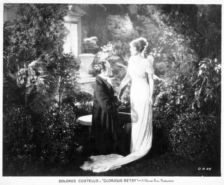 Betsy Patterson (D. Costello) et Jérôme Bonaparte (C. Nagel) lui avouant son amour dans un parc