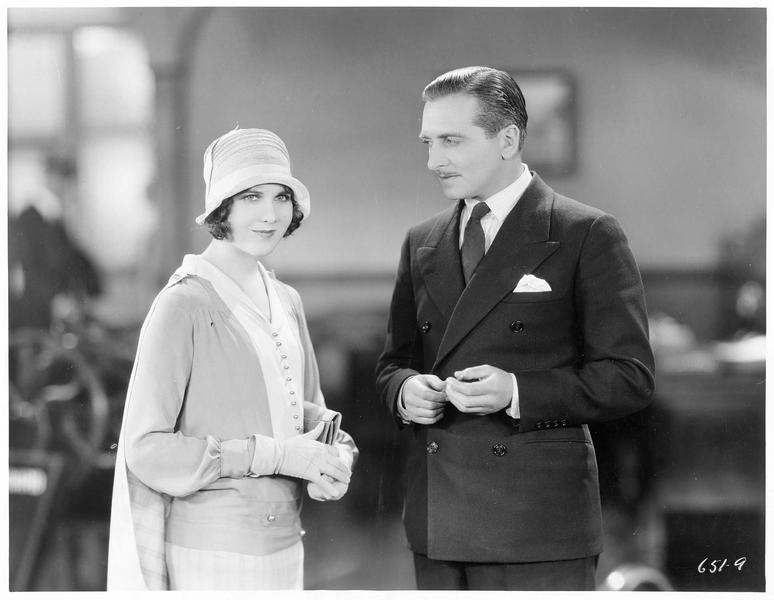 Un homme regardant une femme élégante