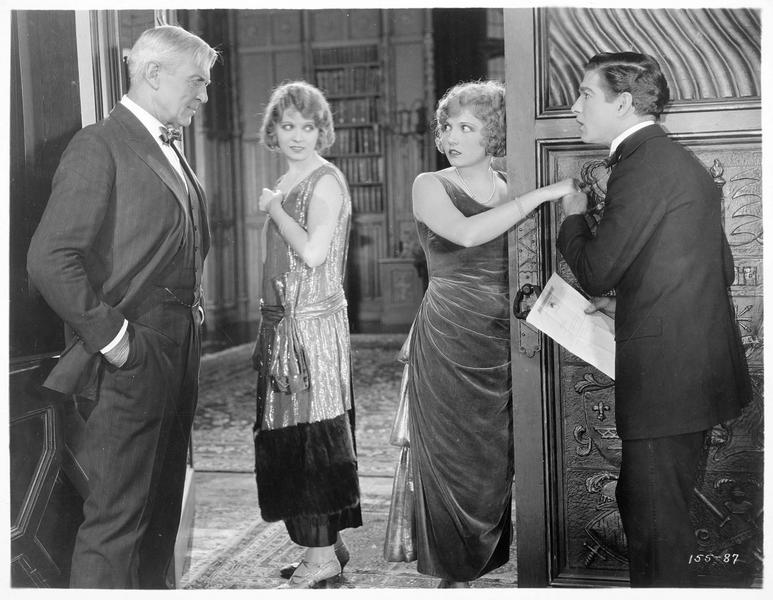 M. Moore (H. Bosworth), Hope Moore (J. Novak), Joy Moore (E. Novak) et Harold Trevis (C. Landis)