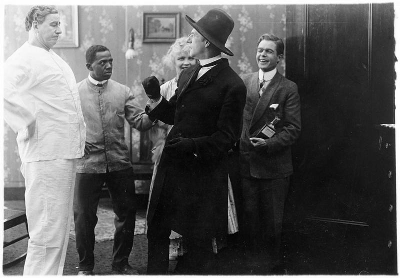 Personnes réunies dans une pièce