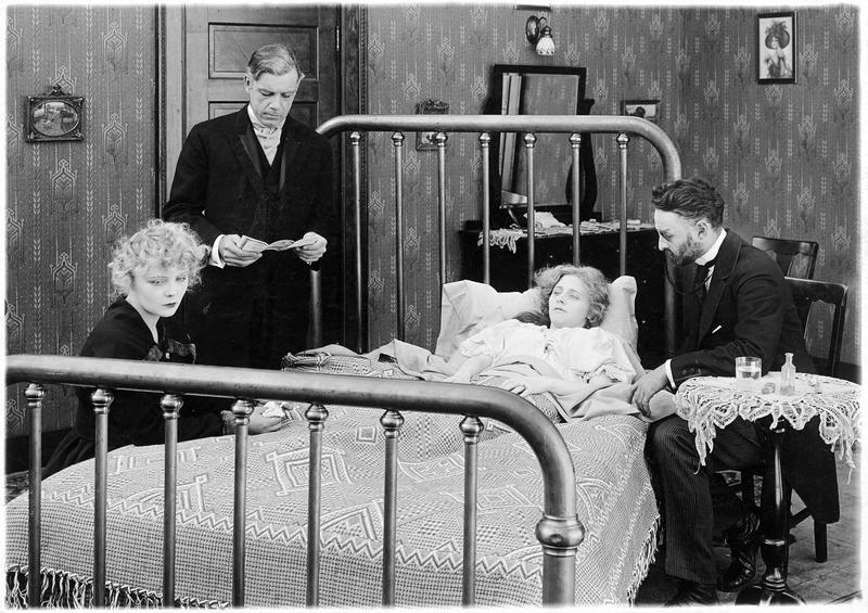 Au chevet d'une jeune femme malade