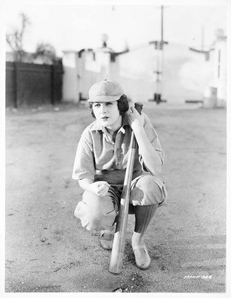 Billie Dove jouant au base ball