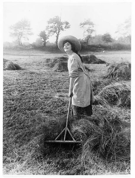 Virginia Pearson ramassant le foin