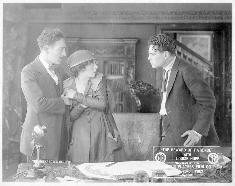 Robert Penfield (J. Bowers) en colère après Patience (L. Huff) qui se réfugie auprès de Paul Dunstan (A. Menjou)