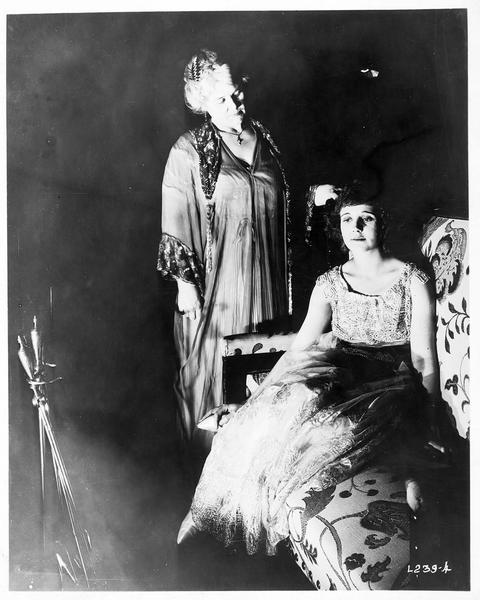 Ruth Nelson (L. Huff) et une dame se tenant debout à côté d'elle