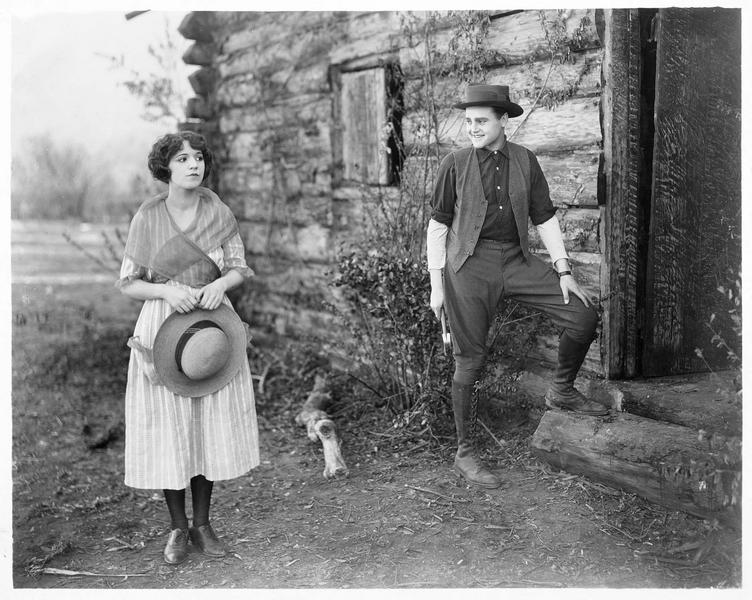Mary Elizabeth Dale (H. Ferguson) et John Marshall (E.K. Lincoln) devant leur maison
