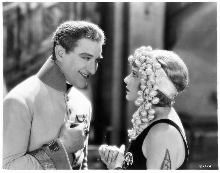 La comtesse Mariana Beltrami (C. Griffith) et le général Dostal (F. X. Bushman)